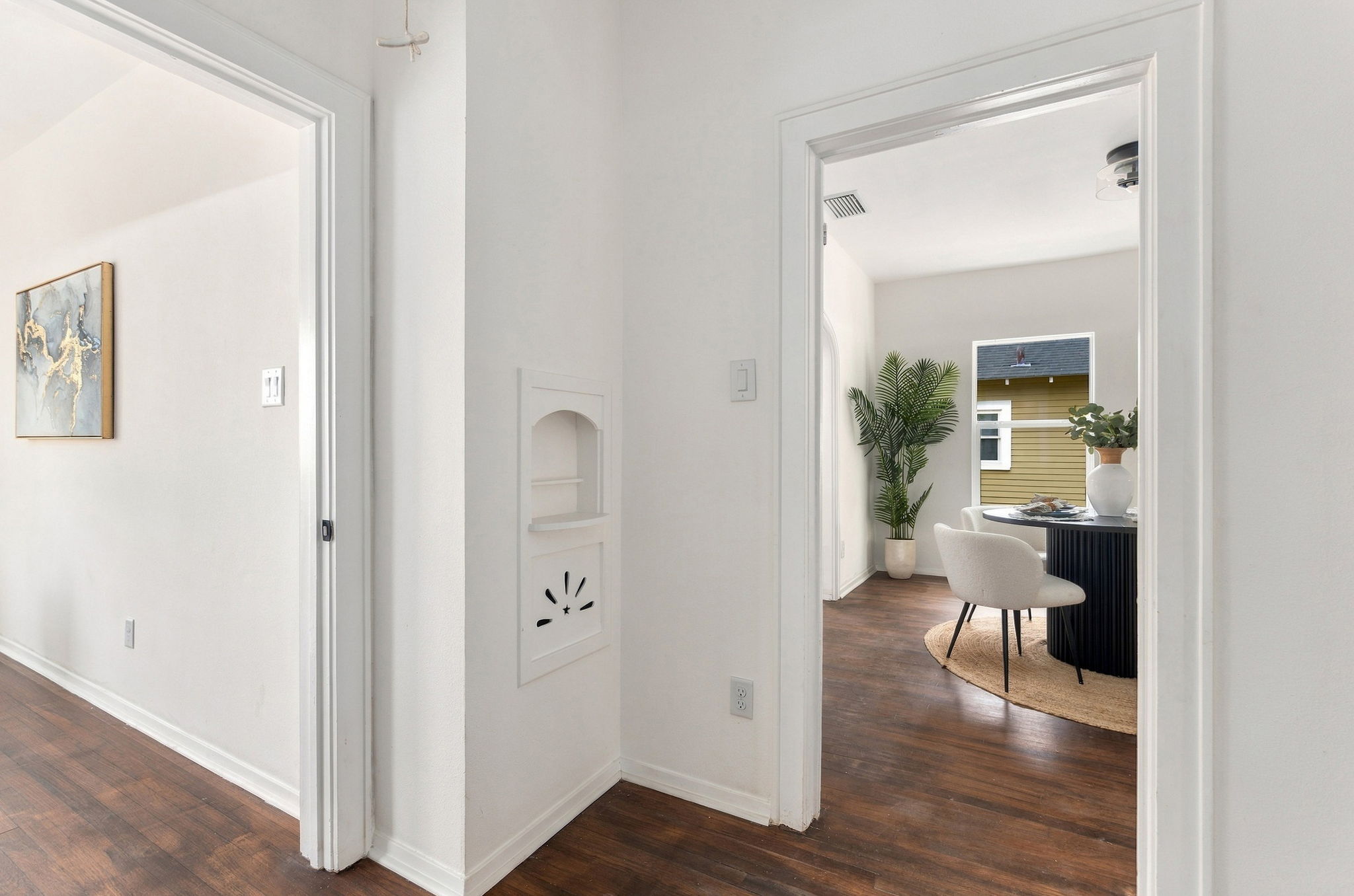 Hallway with a built-in wall niche between the bedrooms and the dining area