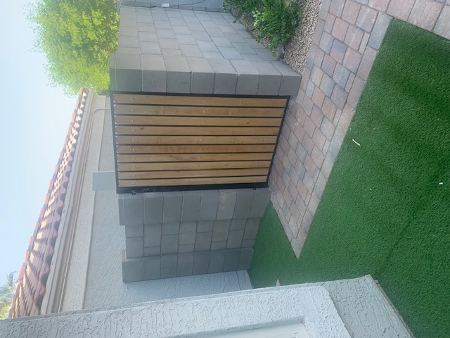 Side yard turf with modern fence Tempe