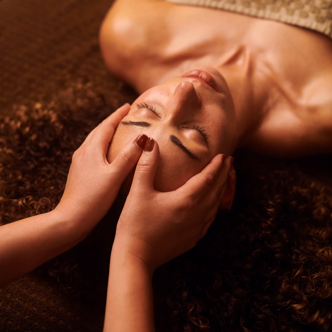 picture of a Head spa technician working on a client service