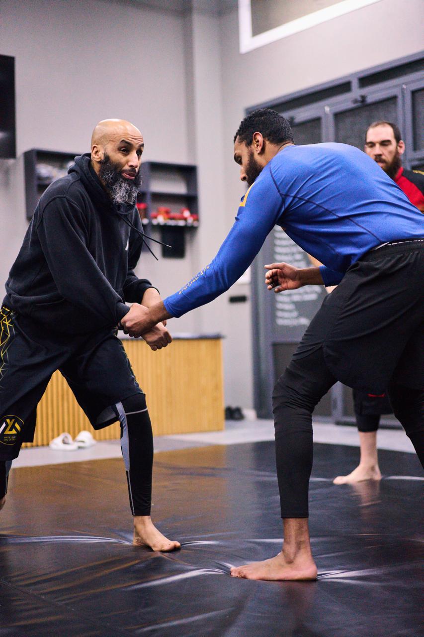 Mata Leão fighter focused during striking training.