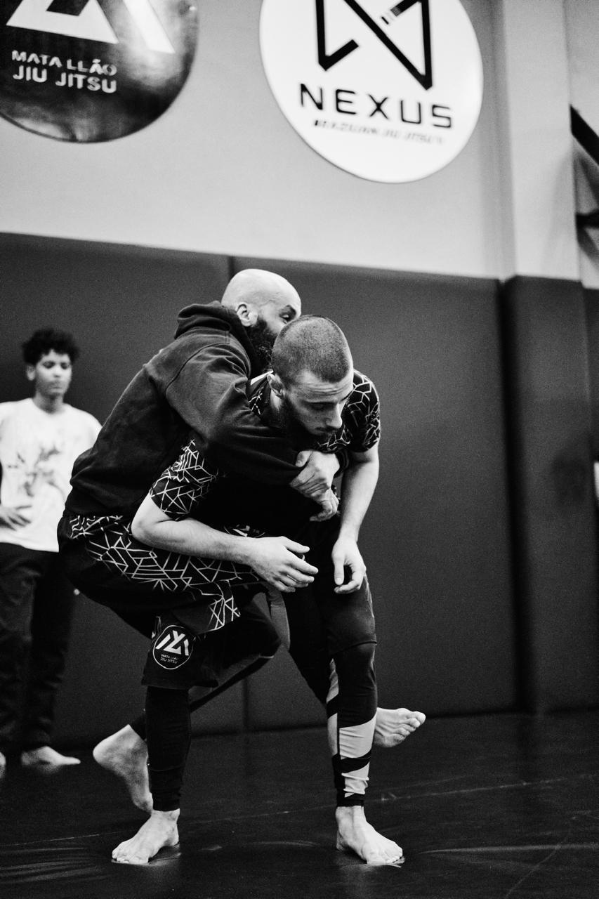 Mata Leão athlete training grappling in Tétouan.