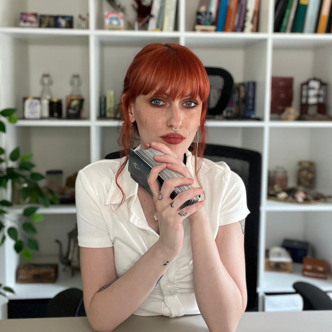 Tarologa Evolutiva e creatrice del Metodo dei 3 Livelli. Insegno a leggere i tarocchi come strumento di consapevolezza e crescita personale, senza andare a memoria. Ho formato oltre 300 persone attraverso le mie guide e i miei percorsi.