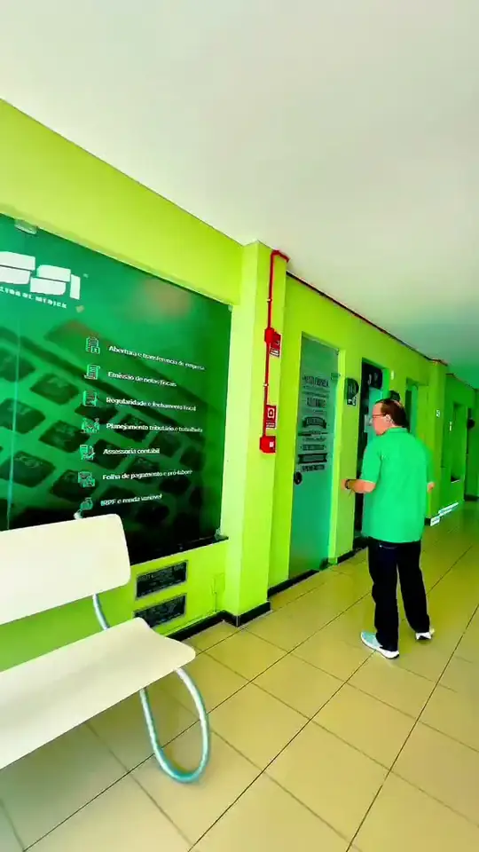 Corredor do prédio da Somese com a parede da Rissi Contabilidade Médica