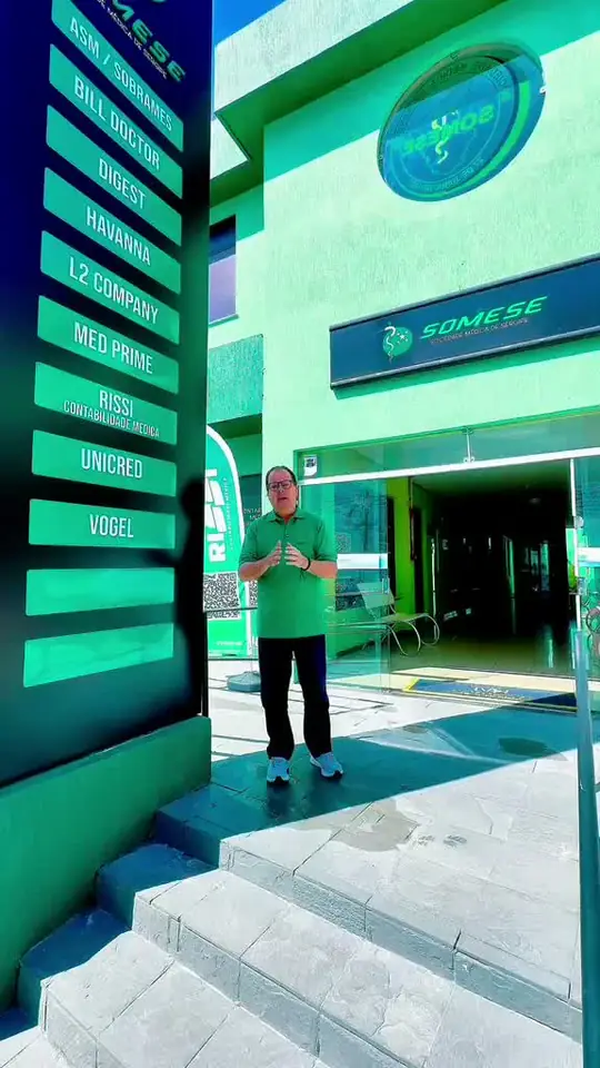 Sérgio Todt, consultor licenciado da Rissi Contabilidade Médica, em frente ao prédio da Somese em Aracaju