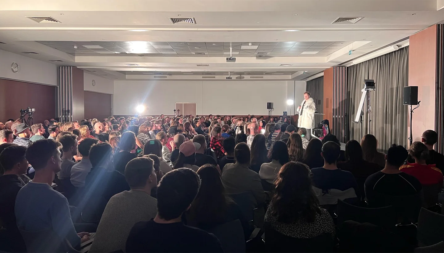 Julien working live with a room full of JulienHimself Tour attendees