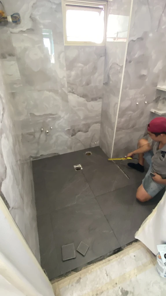 Wall and floor tiling by Guan Interior