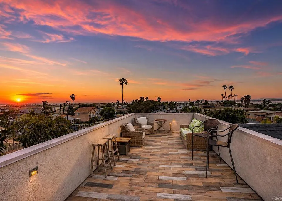 Property detail at 569 Delaware St with modern architectural elements
