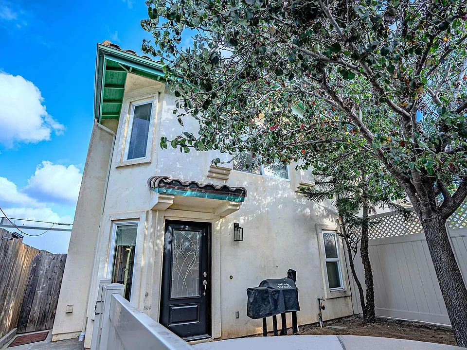 649 10th St, Imperial Beach, CA 91932, sold by Deborah Vance