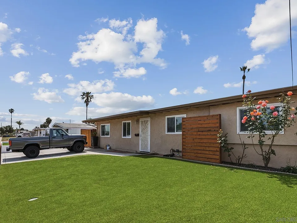 1127 Hemlock Ave, Imperial Beach, CA 91932, sold by Deborah Vance