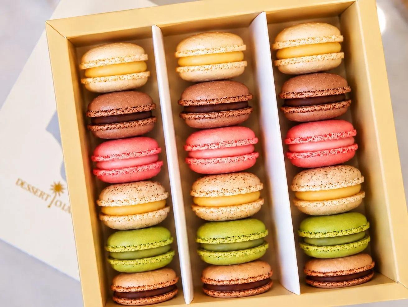18 Macarons Gift Box