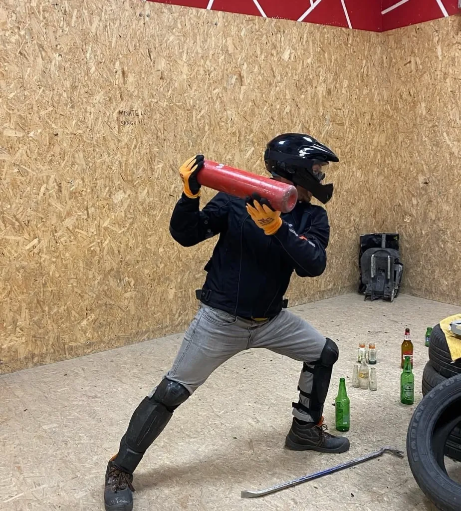 Persone nella rage room a Torino