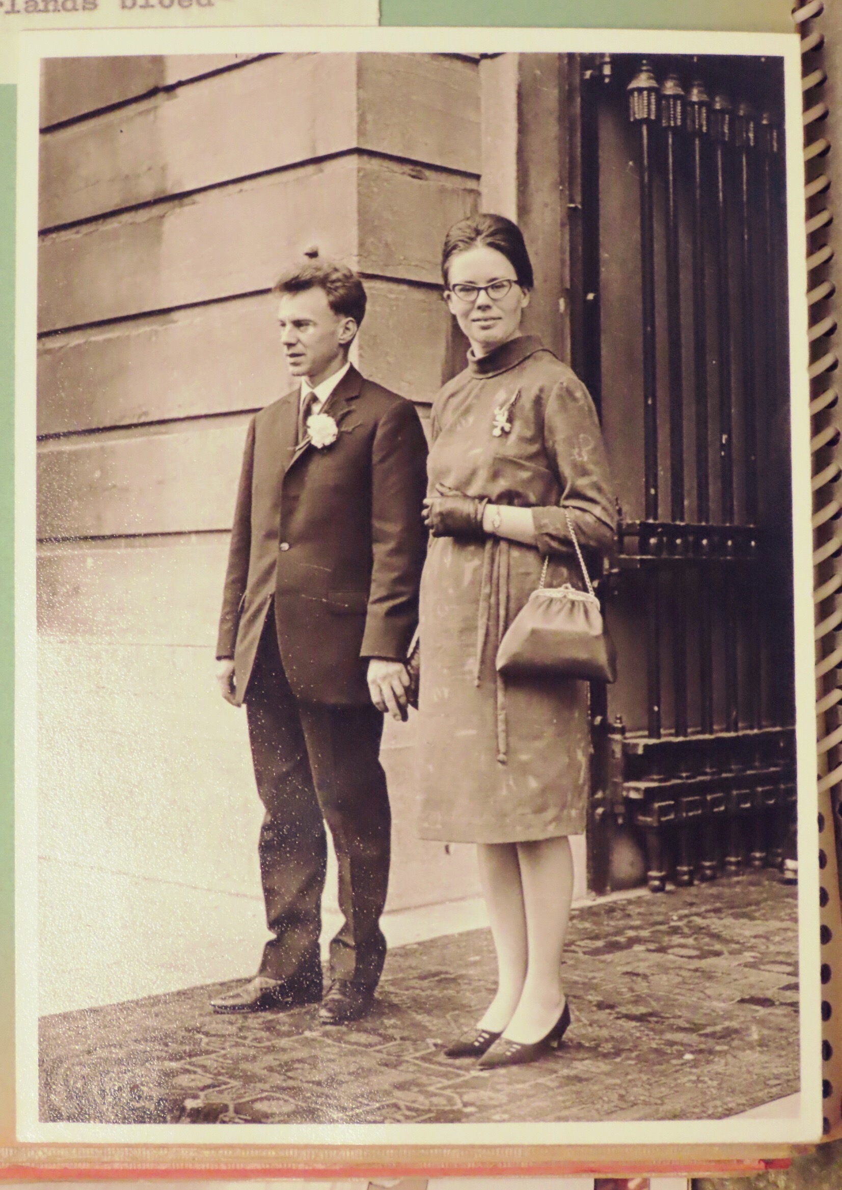 Ton Koenen en Ali Koenen bij een bruilot in 1964. Ali is zwanger van Alice.