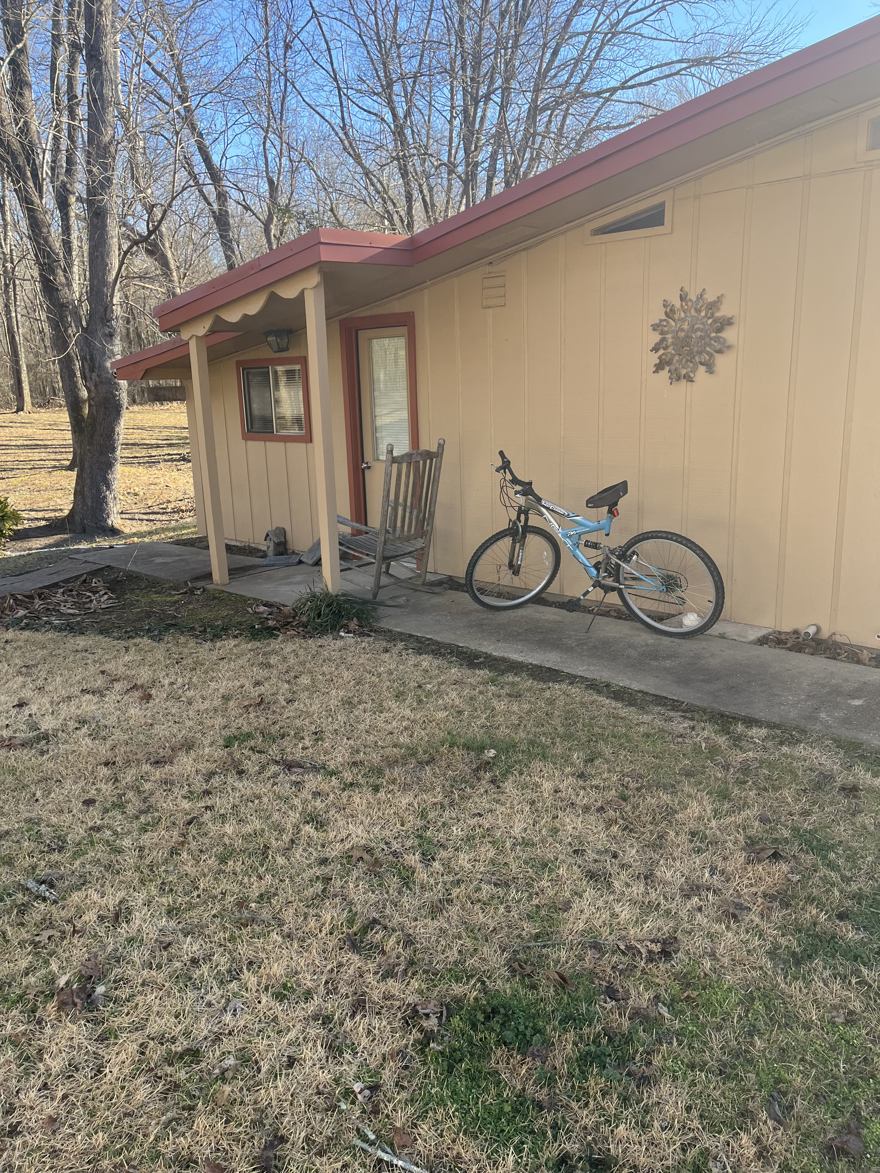 Riverside cabin for fishing trip guests