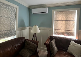 Thermopompe murale installée dans un salon résidentiel — Climat Concept