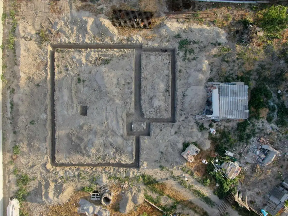 A képen a Farkas-Konstrukt Kft. generálkivitelezési projektje látható Győr városában. Az építkezés területe még kezdeti fázisban van, a kivitelezéshez szükséges alapozás már elkészült. A terület körül láthatók építőanyagok és eszközök, amelyek a munkálatokhoz szükségesek. Az alaprajz jól kivehető, ami a tervezett épület kontúrját mutatja.