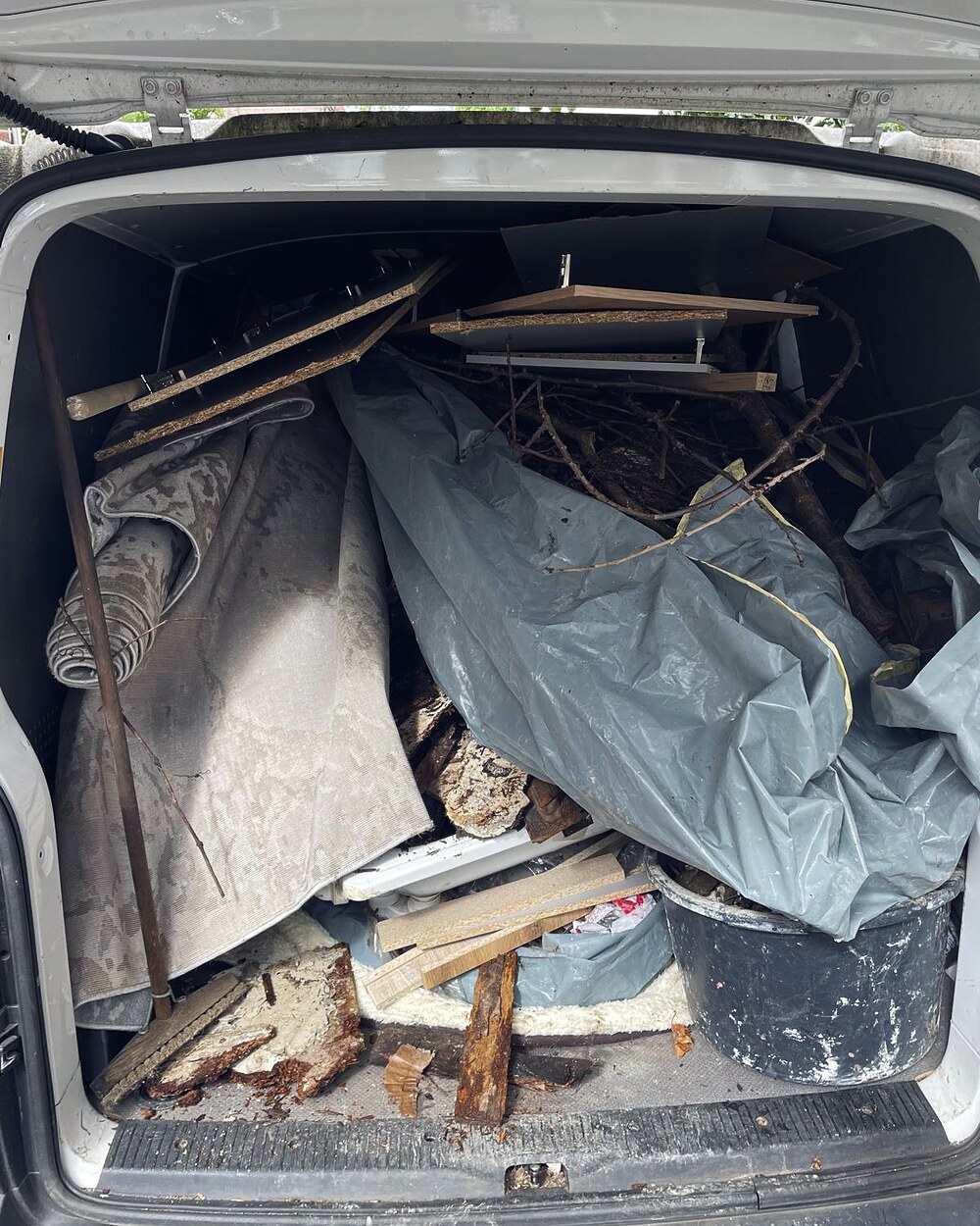 Beladener Transporter beim Einsatz in Hessen