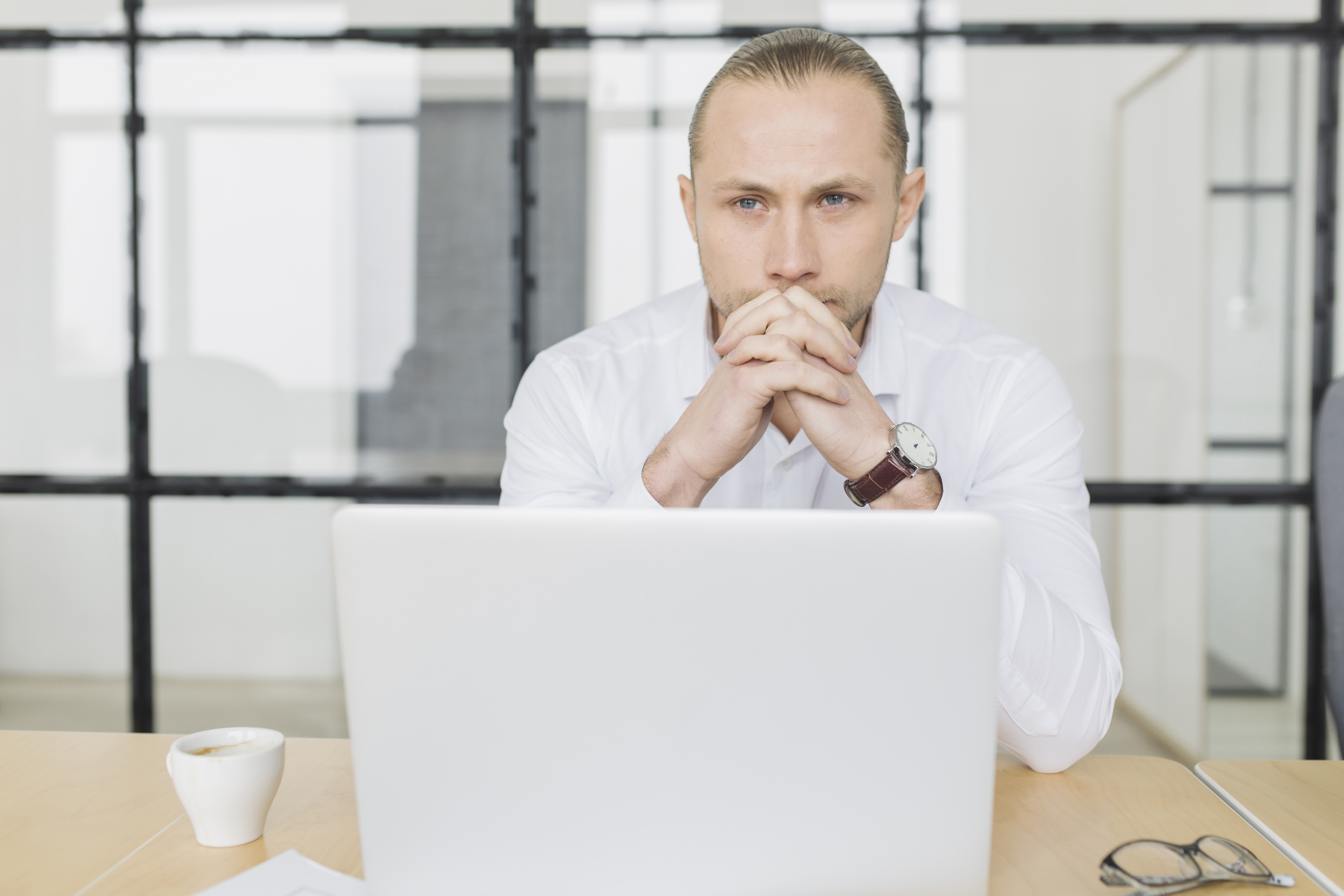 Ejecutivo de ventas técnicas cerrando una negociación B2B internacional con UNIBIT