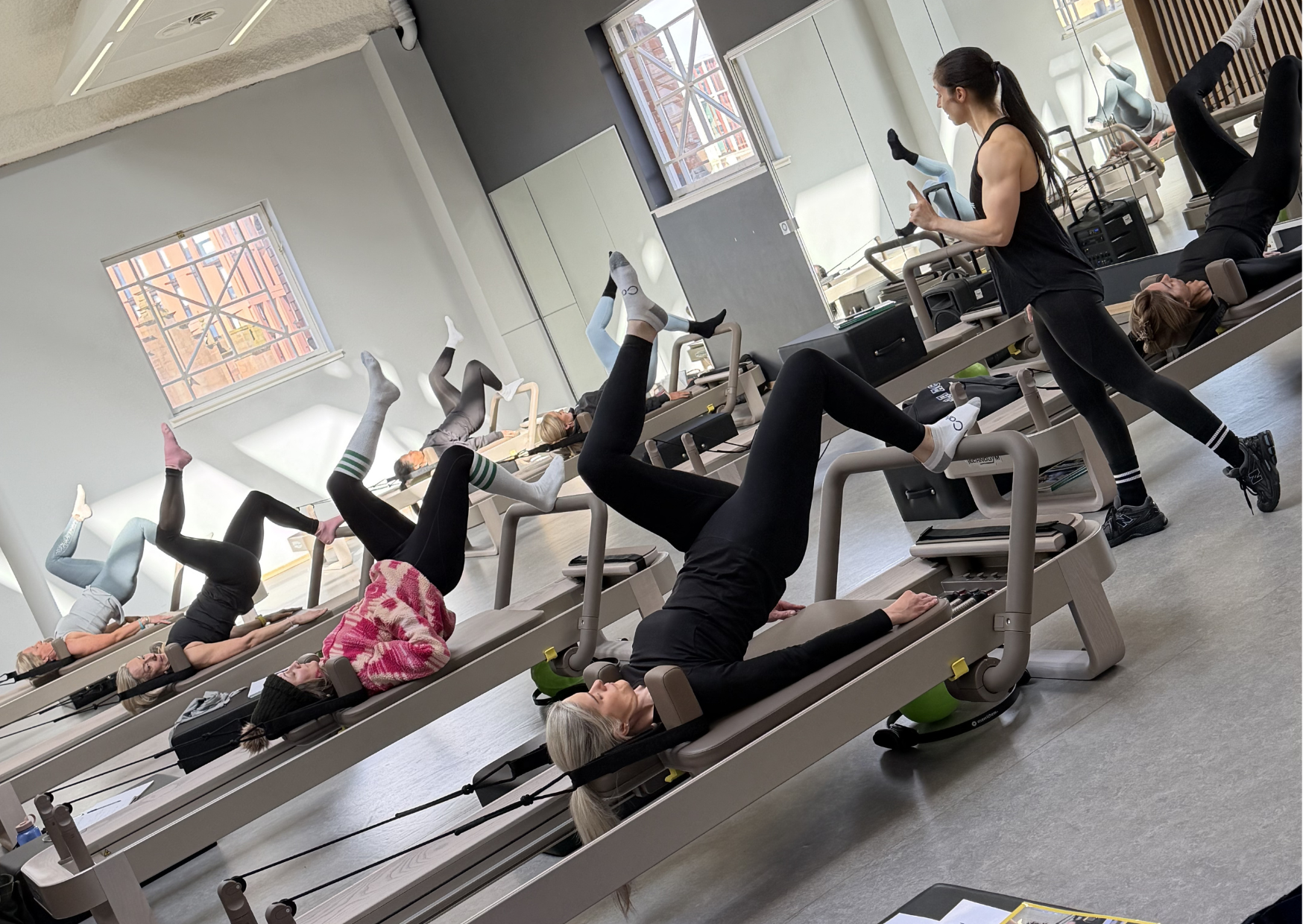 <h3><span style="color: var(--brandboards-new_color_5318)">MATWORK + REFORMER</span></h3>
