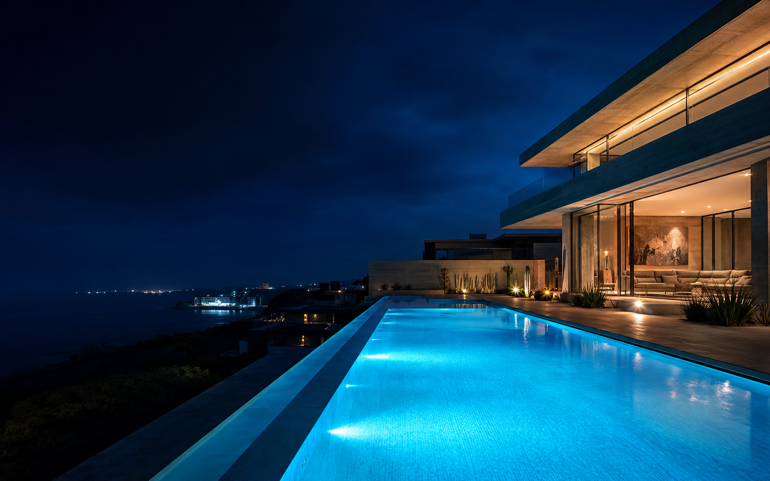 Piscina residencial moderna iluminada durante la noche