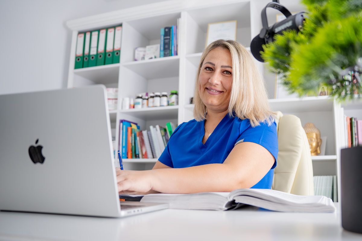 Ioana Coste la laptop, pregătită pentru sesiunea cadou