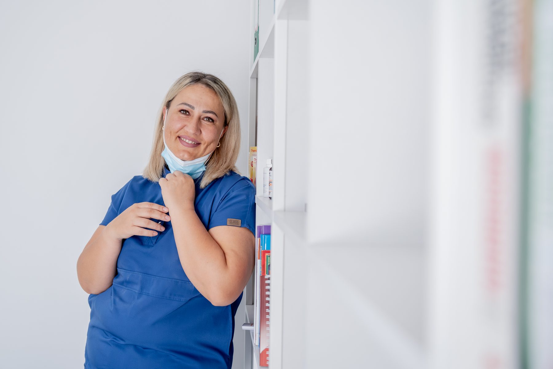 Ioana Coste zâmbind, în costum medical