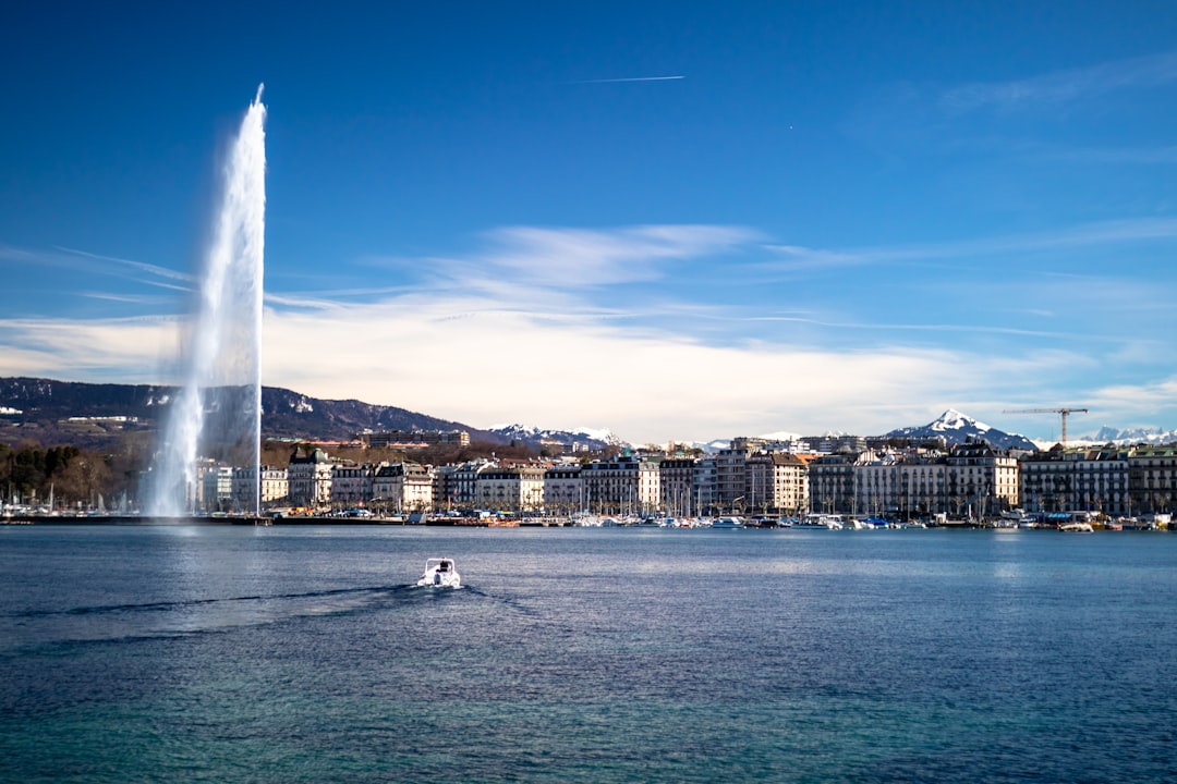 Vue du Jet d’eau de Genève, symbole des interventions locales de B2M Services
