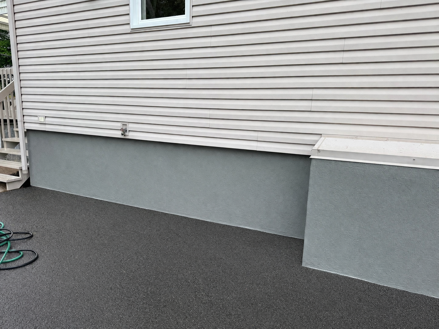 Fondation acrylique sous parement de pierre — Montréal
