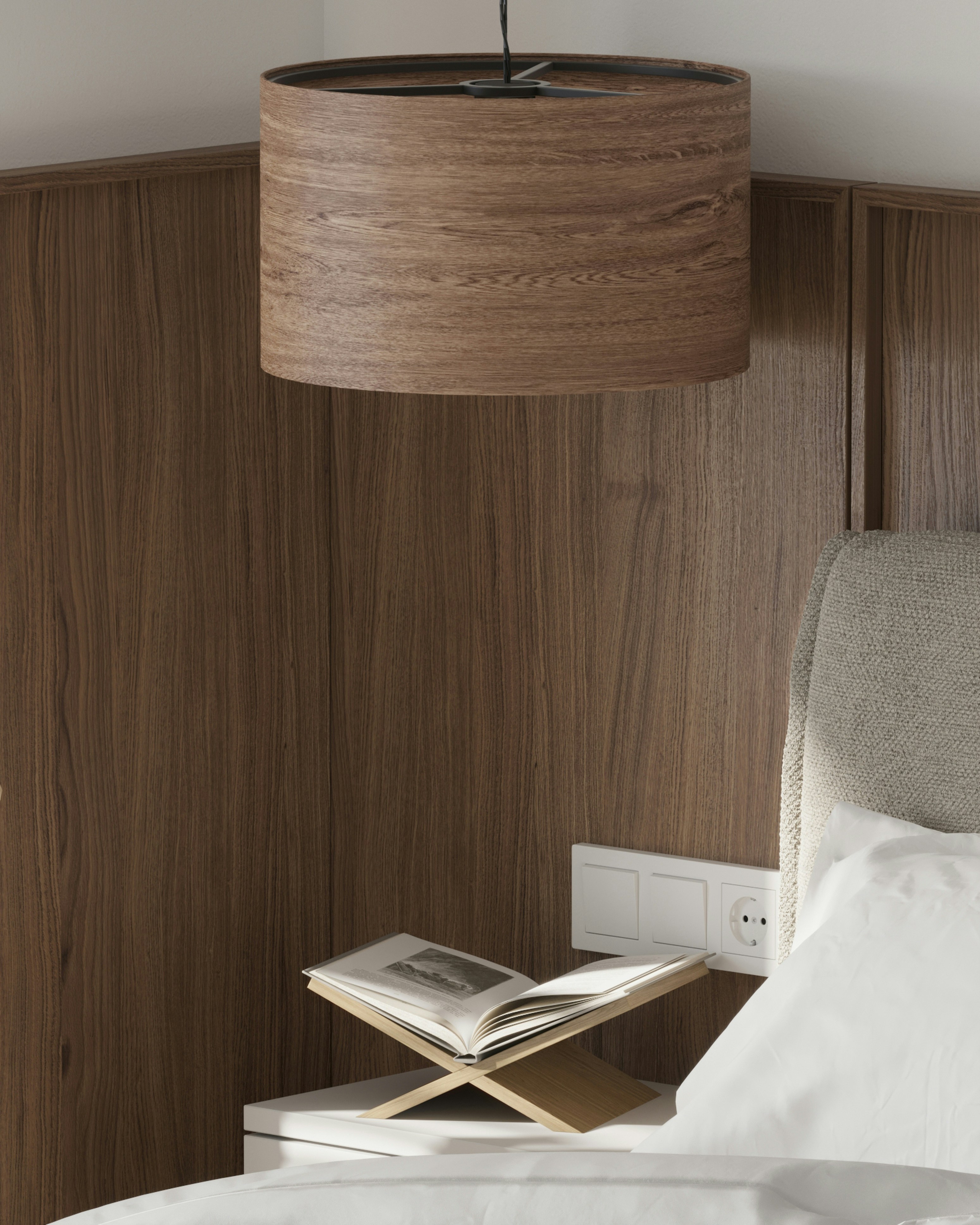 Nachtkastje naast een bed in beige en warm hout in een rustige slaapkamer
