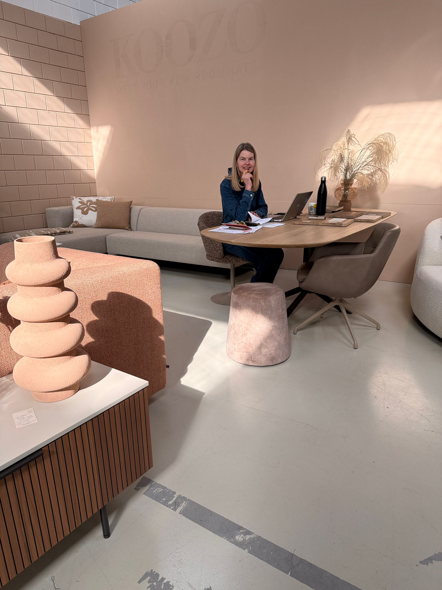 Ines Kram aan het werk als interieuradviseur bij De Dotshop in Amsterdam-Noord
