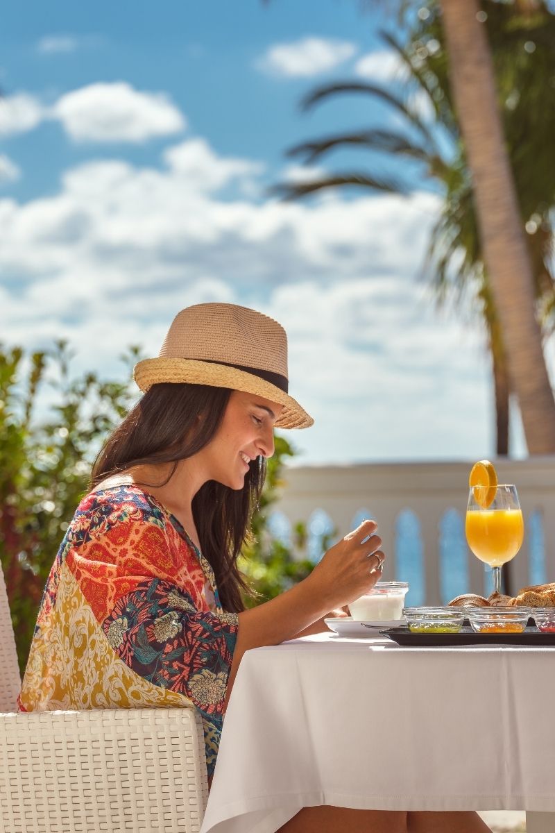 Desayuno en terraza