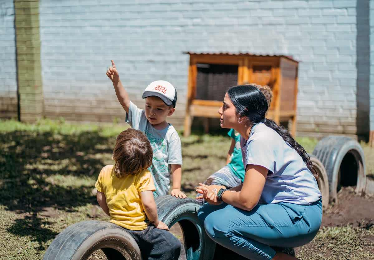 Maestra y niños en Álamo