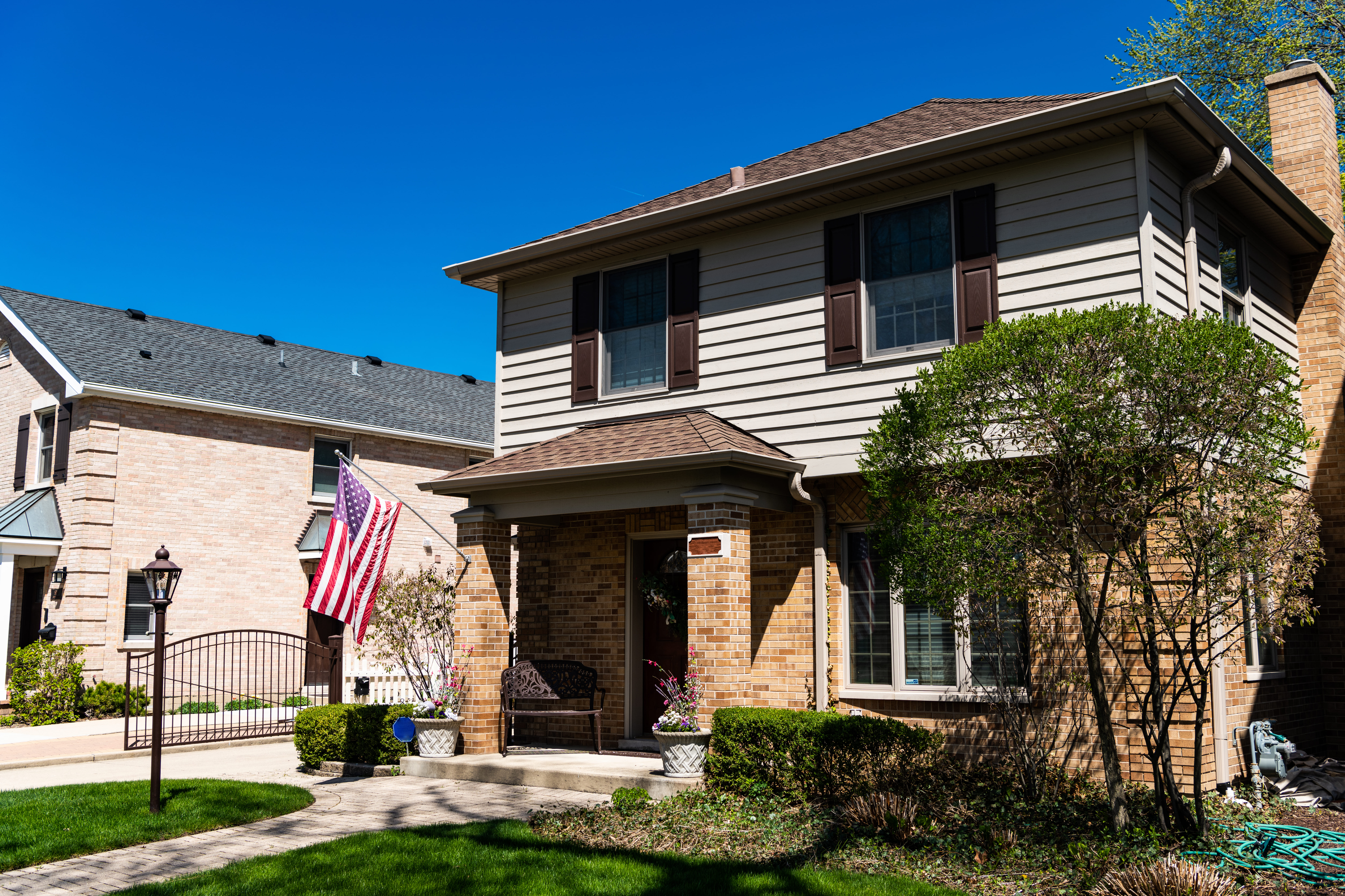 Best Paint Colors With a Brown Roof | Exterior Guide