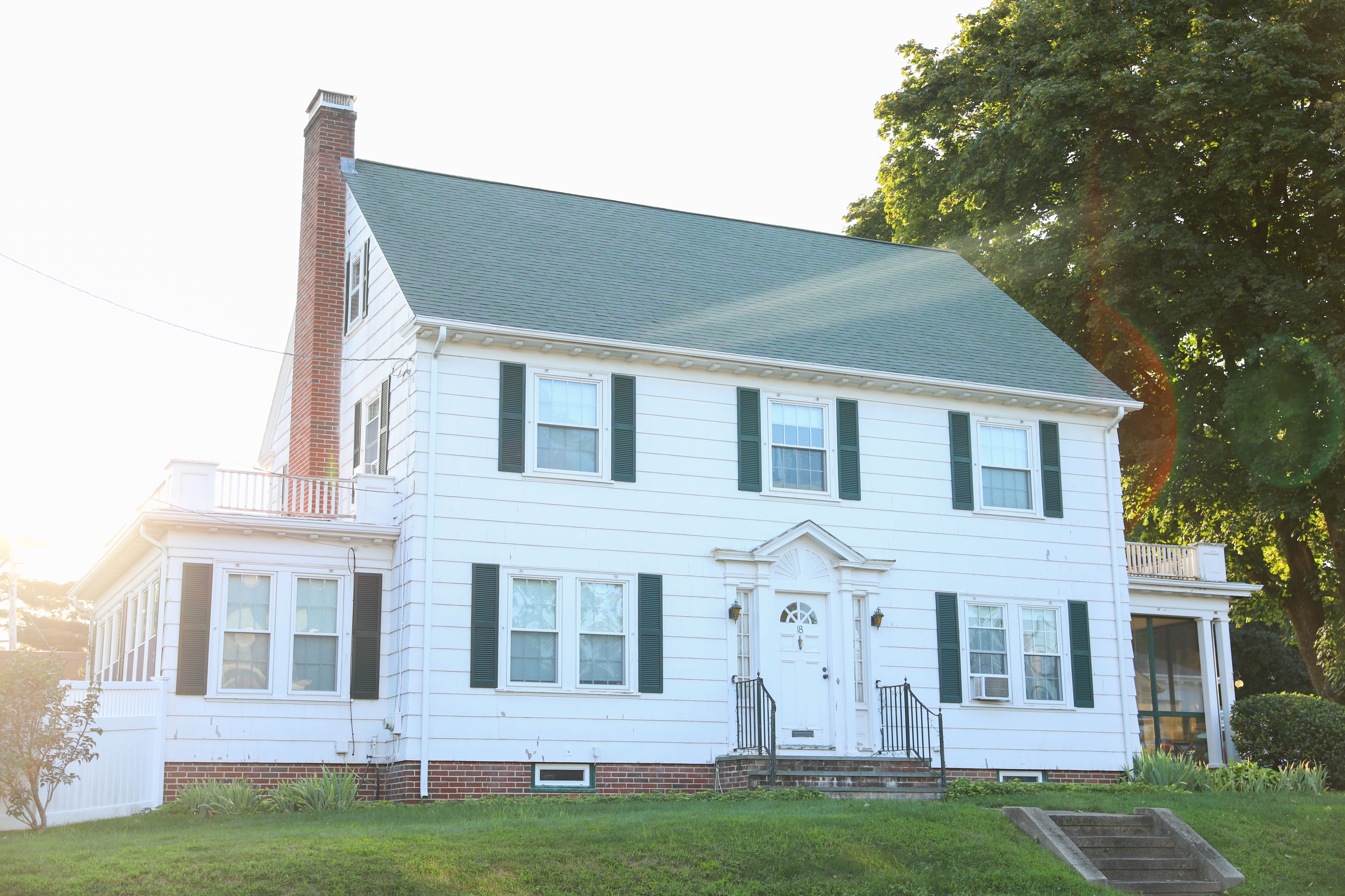 Best House Colors for a Green Roof | Exterior Ideas