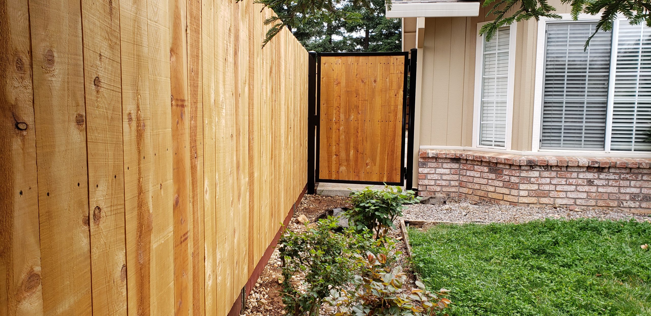 Wood privacy fence