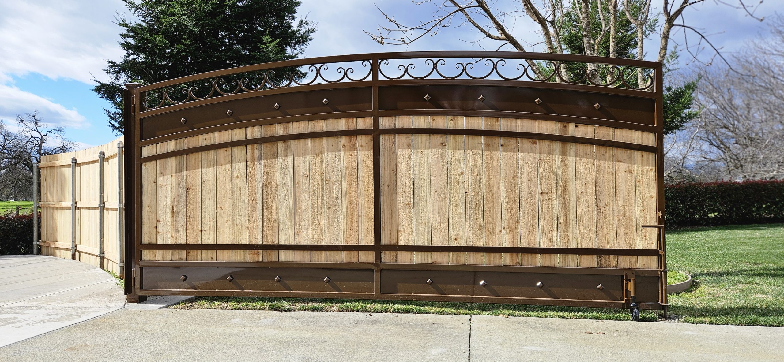 Driveway entry gate