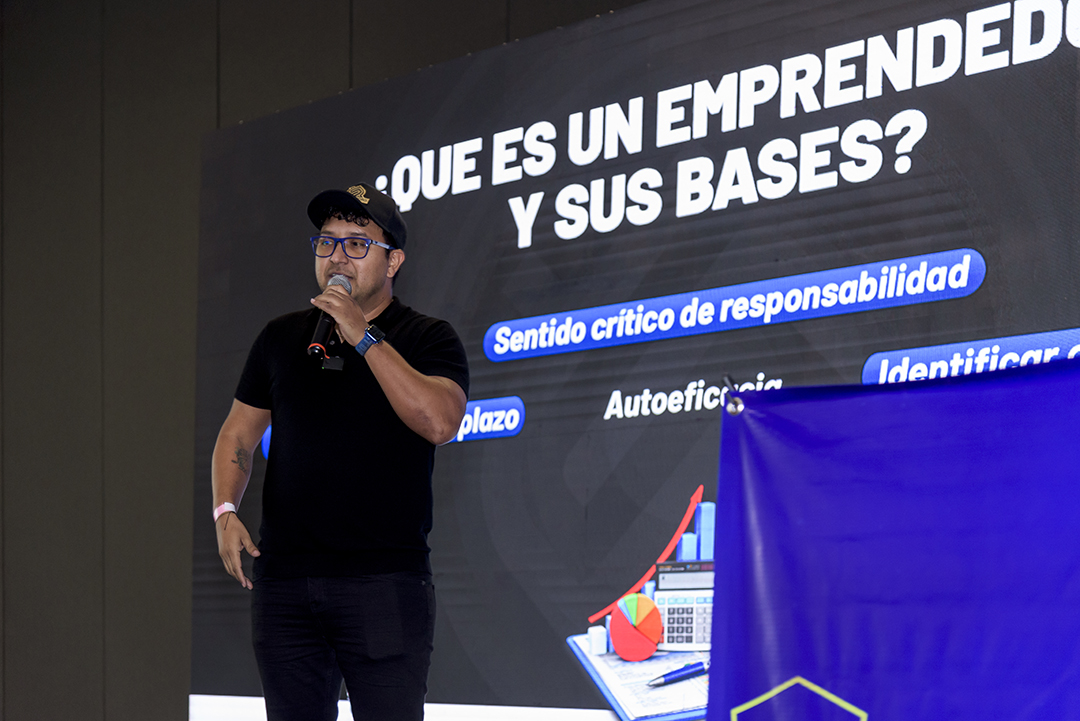 Sergio Jacobo dando una conferencia