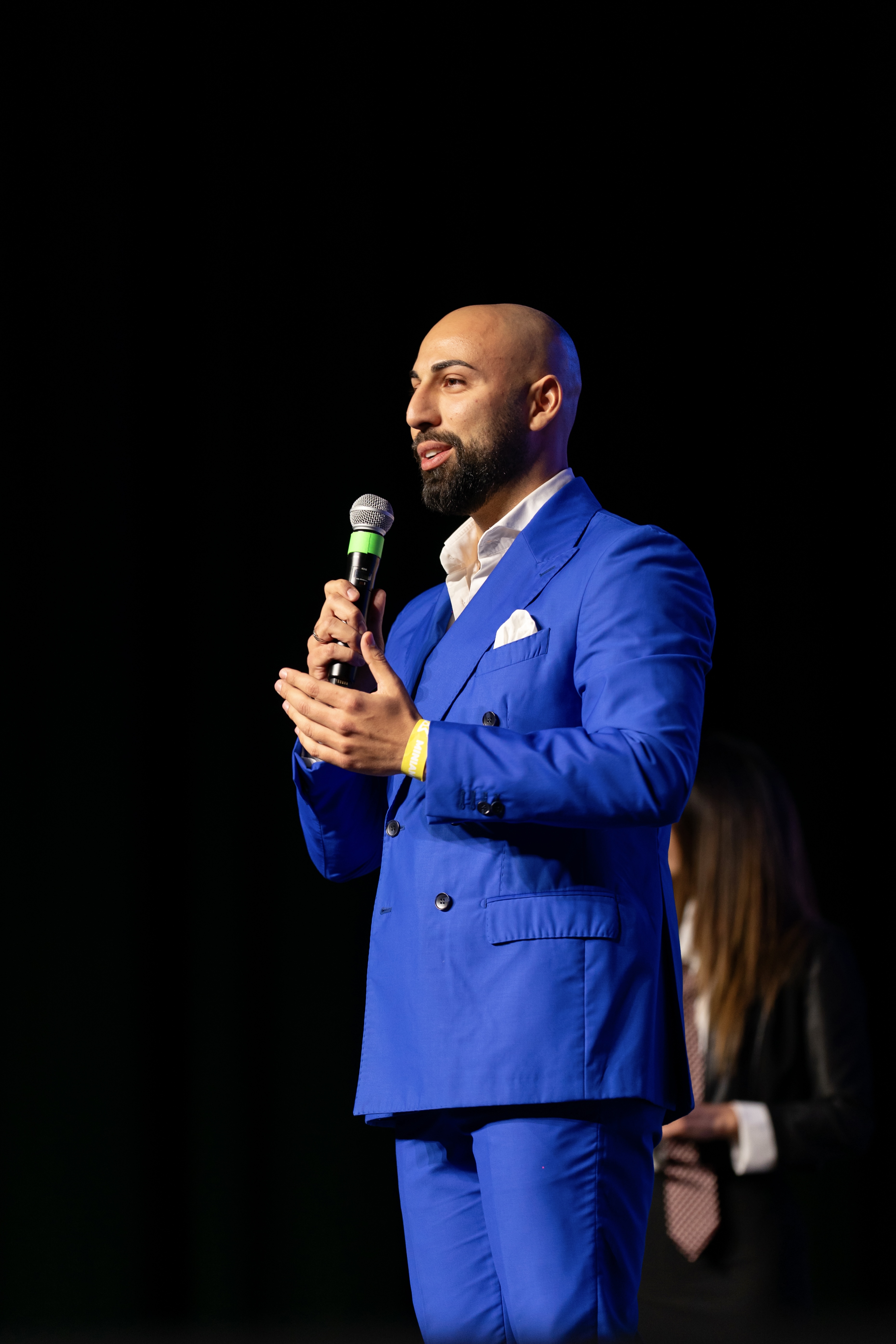 Davide Gianfrate sul palco con microfono