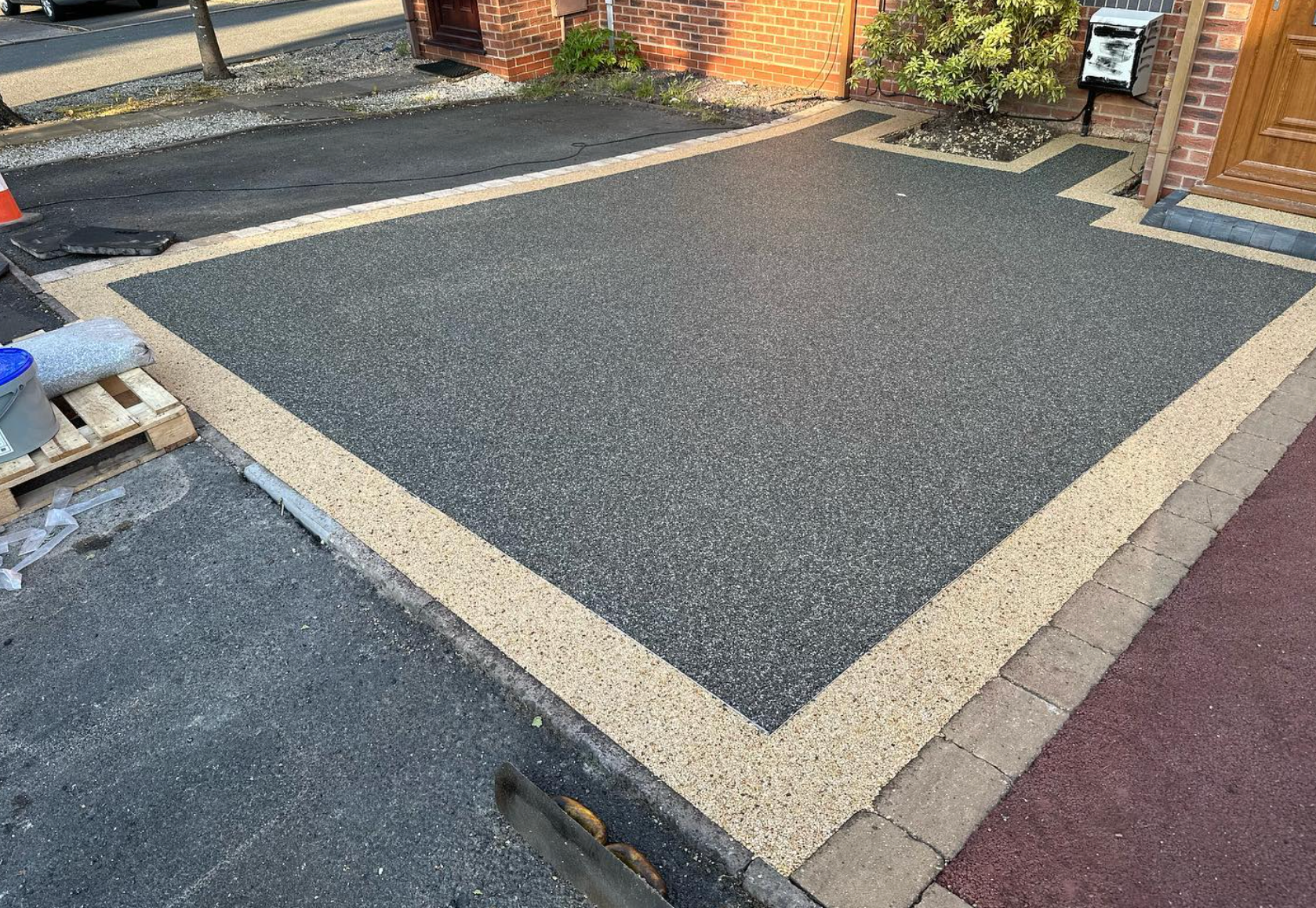Smooth resin bound driveway with clean edging