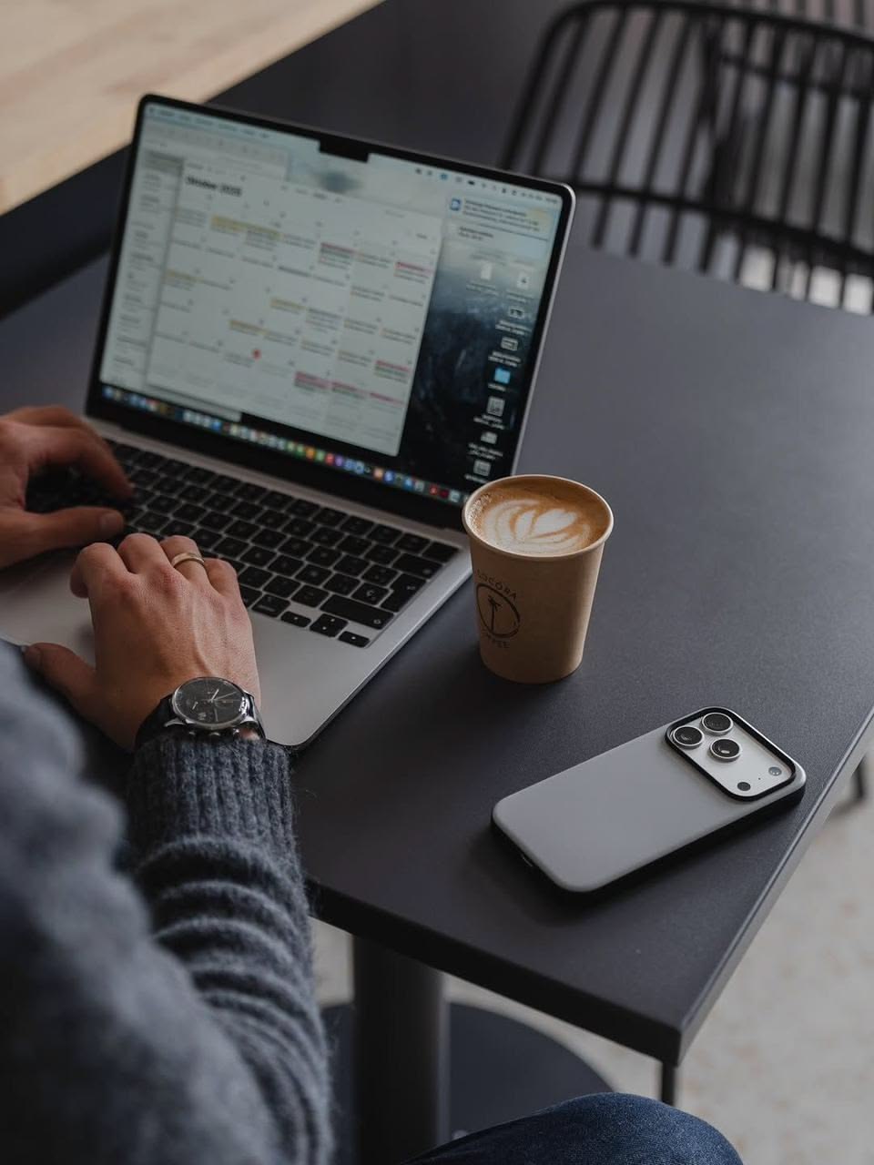Workspace organizado com estrutura e clareza