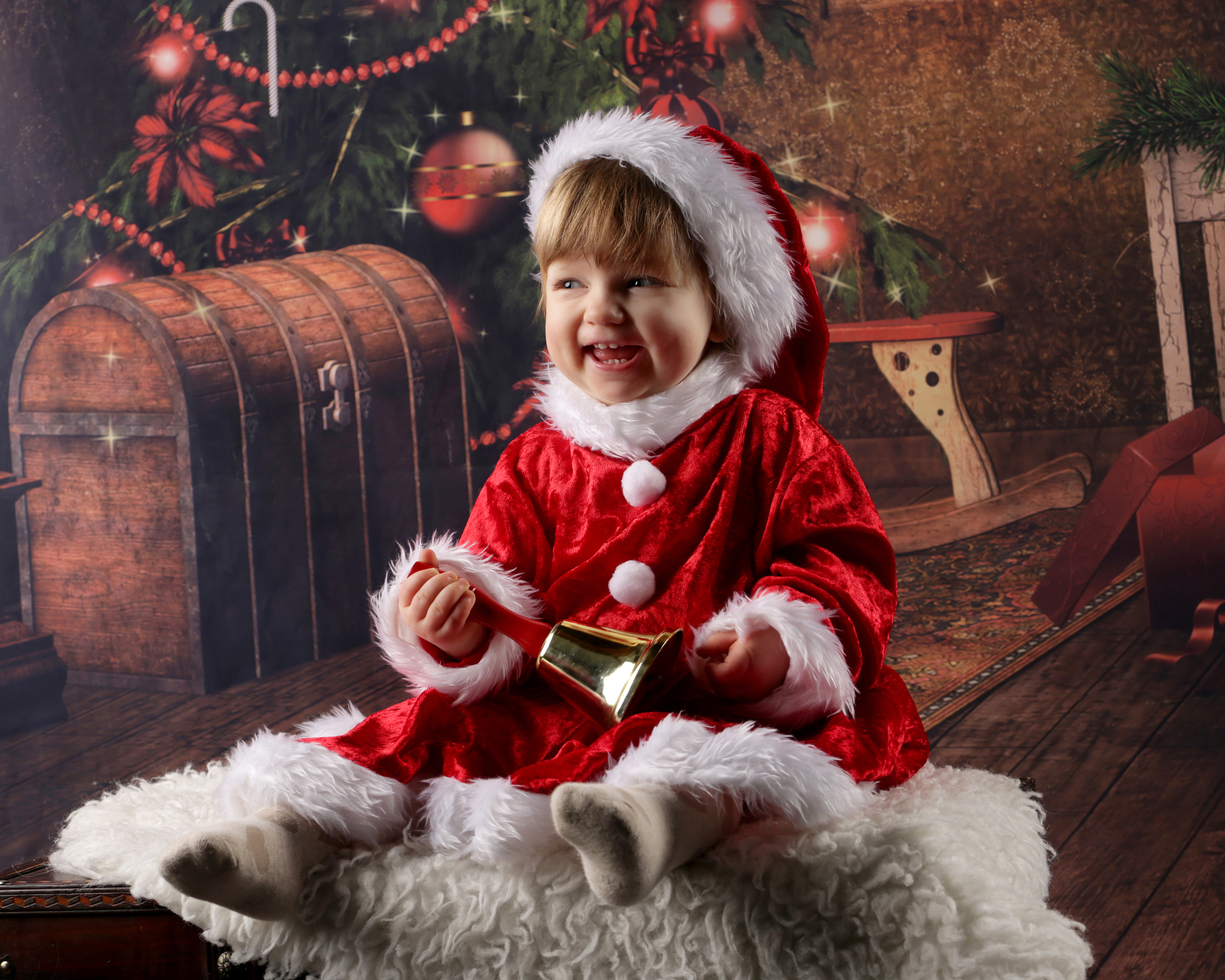 Weihnachtsshooting Baby im Nikolauskostüm vor dem Tannenbaum