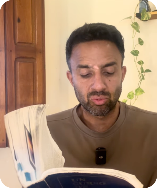 El Negro Monteiro leyendo Un Curso de Milagros