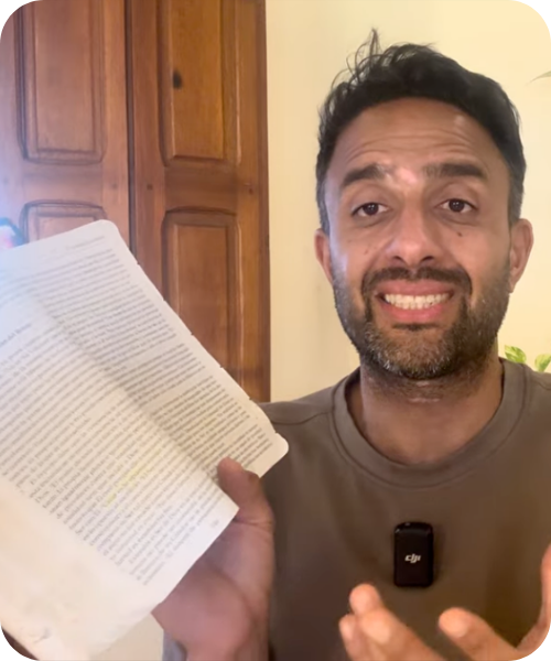 El Negro Monteiro mostrando una página subrayada de Un Curso de Milagros