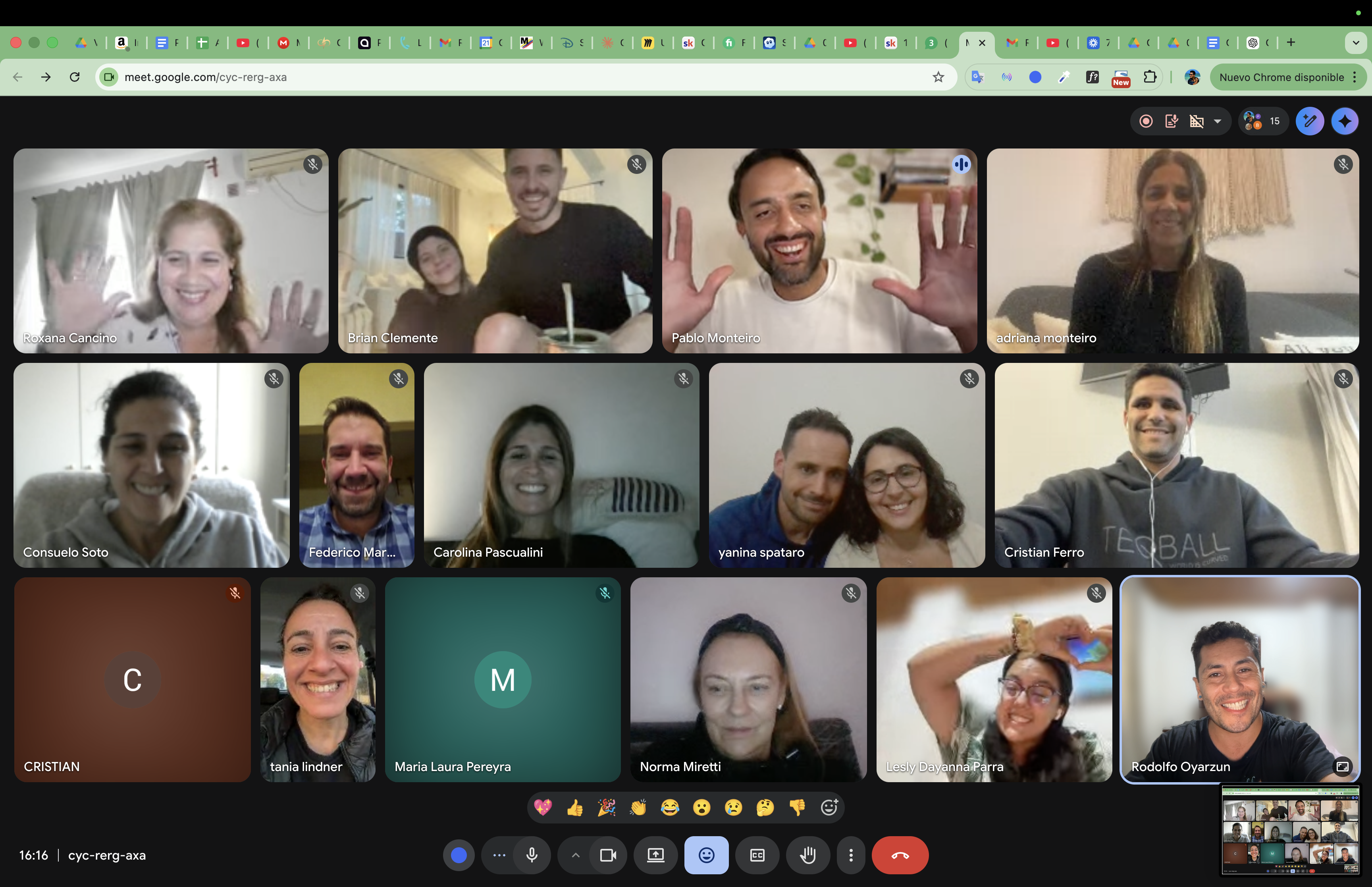 Participantes sonriendo y saludando en una videollamada al cierre de una clase en vivo