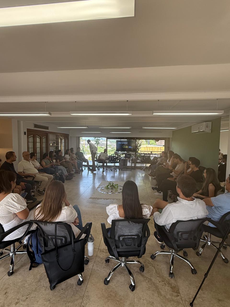 Sala llena de líderes sentados, reunidos en el centro presencial del Instituto en Córdoba