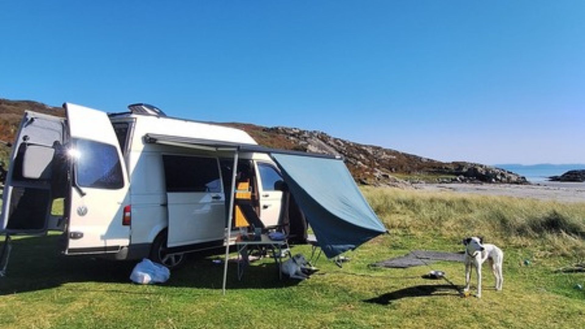 Frontscheibenabdeckung und Innenisolierung im VW T5 Camper reduzieren die Sonneneinstrahlung und helfen, das Fahrerhaus an warmen Tagen kühler zu halten. Frontscheibenabdeckung und Innenisolierung im VW T5 Camper reduzieren die Sonneneinstrahlung und helfen, das Fahrerhaus an warmen Tagen kühler zu halten.