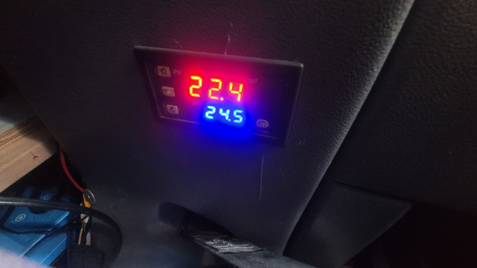 Temperaturgesteuerte 12-Volt-Lüfter im VW T5 Camper schalten sich automatisch ein und ergänzen das mehrstufige Belüftungskonzept für Mia und Maya. Temperaturgesteuerte 12-Volt-Lüfter im VW T5 Camper schalten sich automatisch ein und ergänzen das mehrstufige Belüftungskonzept für Mia und Maya.