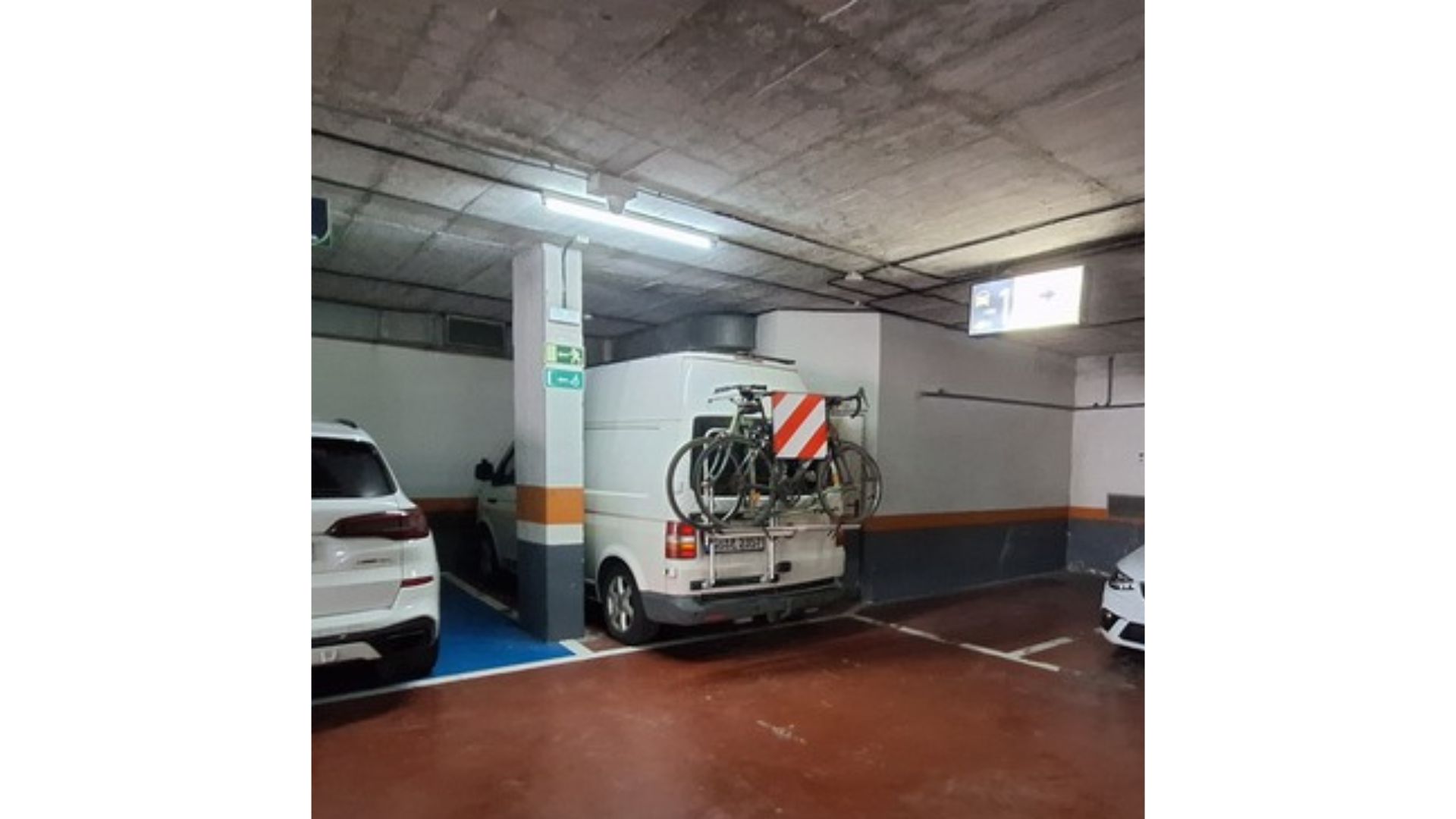 VW T5 Camper in einer Tiefgarage als schattiger Stellplatz bei Hitze – eine mögliche Alternative für kurze Aufenthalte, sofern Fahrzeughöhe und Regeln es zulassen. VW T5 Camper in einer Tiefgarage als schattiger Stellplatz bei Hitze – eine mögliche Alternative für kurze Aufenthalte, sofern Fahrzeughöhe und Regeln es zulassen.