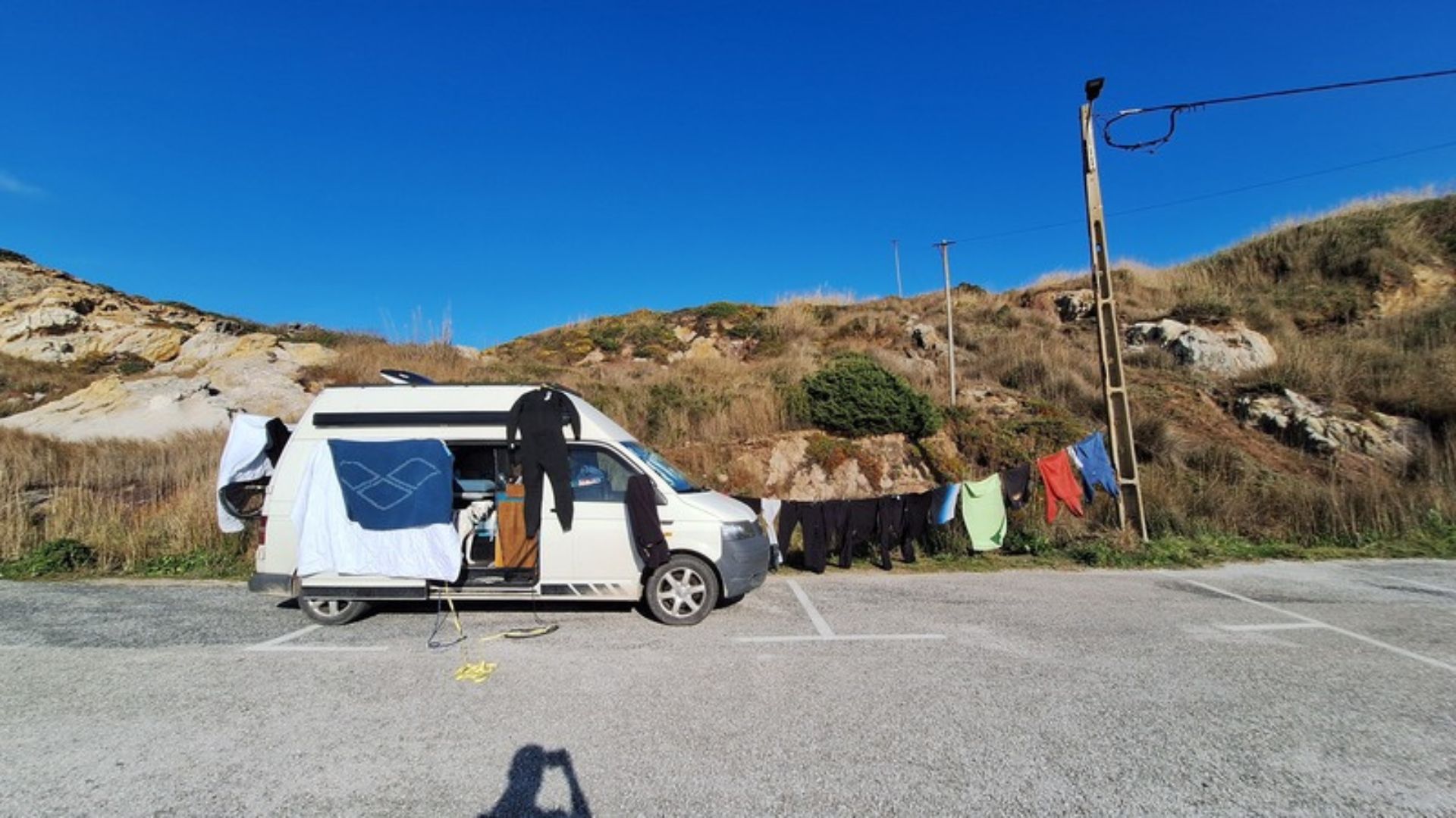 Unser VW T5 Camper in Portugal – während Mayas Leishmaniose-Behandlung bestimmte Medikamente und Routinen unseren Vanlife-Alltag.