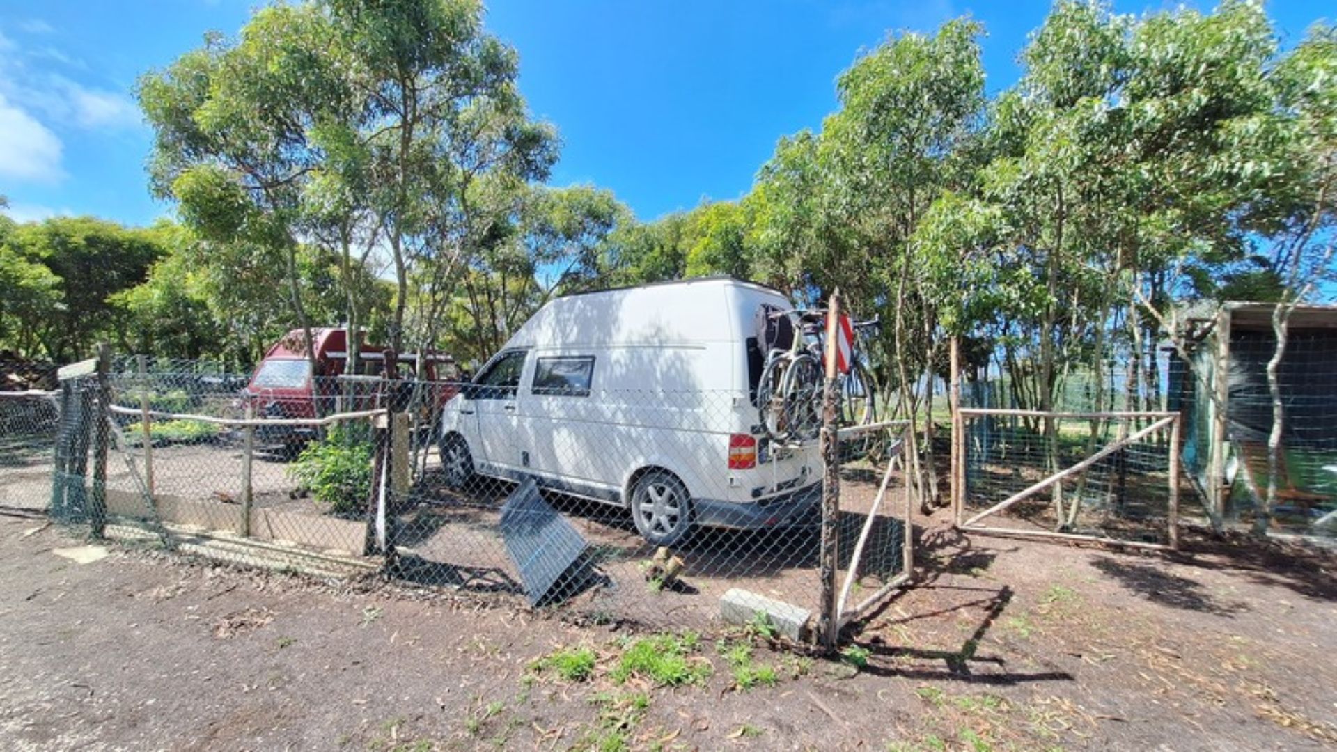 VW T5 Camper „Pepe“ auf dem Gelände von Mayday Algarve in Portugal. Vanlife trifft Tierschutz: Zuhause auf Rädern während der Freiwilligenarbeit im Tierheim und der Unterstützung von Shelter-Hunden an der Algarve.