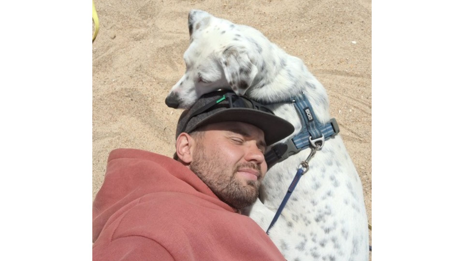 Chris und Maya am Strand in Portugal – ein stiller Moment voller Nähe nach der Leishmaniose-Diagnose.